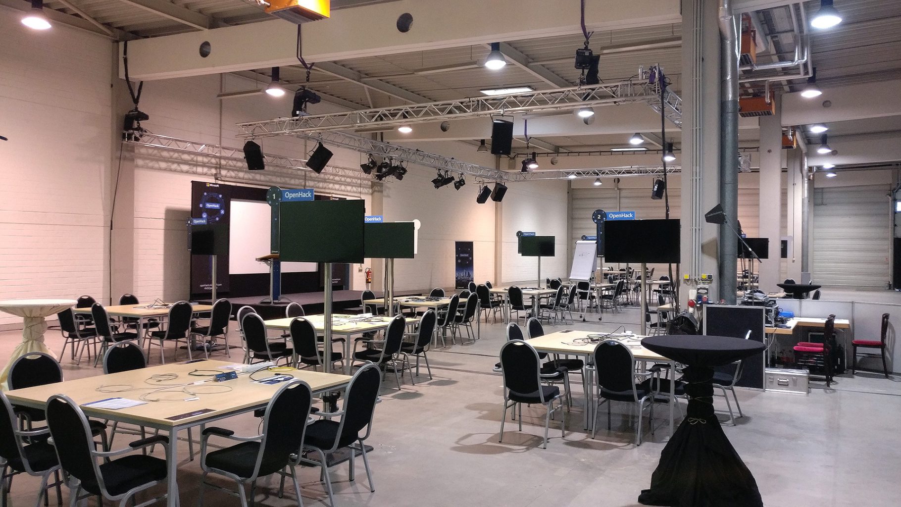 Media Digital - Referenzveranstaltung Microsoft in Frankfurt in der Goldsteinhalle. Vermietung von Beschallung, Licht, Projektion, Bühnen und mobile WLAN-Netzwerke
